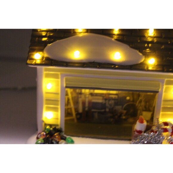 Dept 56 Snow Village - The Griswold Holiday Garage - Picture 6 of 7